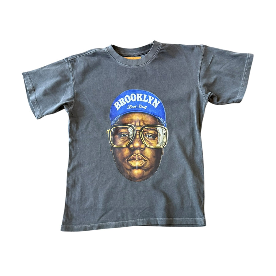 BIGGIE BED-STUY RUNNING HAT (BLUE) TEE (CHARCOAL)